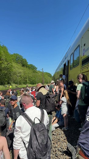 Großartig! Ich habe kostenlos an einer von der Metronom organisierten Riesen-Bergwanderung teilgenommen. Alle sind plötzlich aus dem Zug ausgestiegen und haben einfach so angefangen, spazieren zu gehen! Alle waren super diszipliniert! Es war echt ein tolles Gefühl! Unterwegs haben Mitarbeiter sogar Zitronenlimonade verteilt, damit wir wieder zu Kräften kommen!!! Am Ende hat die Metronom Busse organisiert, die uns ans Ziel gebracht haben!!! Wirklich eine klasse Reiseerfahrung!! Es hat mega Spaß g