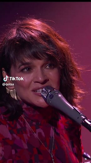 Joshua Homme & Norah Jones Perform 'Somethin' Stupid'