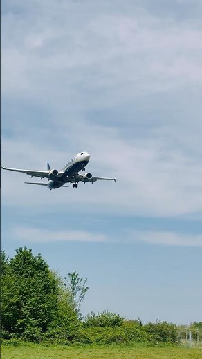 Ryanair Landing Like a Pro Smooth Touchdown Caught on Camera #aviation #planespotting #youtubeshorts