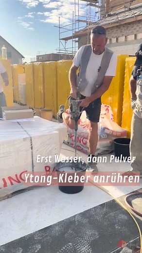 4.8K views · 95 reactions | So rührst du den Ytong Dünnbettmörtel richtig an! 隣✨ Mit dem passenden Kleber werden die Ytong-Steine nicht nur stabil, sondern auch präzise verarbeitet. Einfach Pulver + Wasser im richtigen Verhältnis – fertig ist die perfekte Basis fürs Mauern.  Tipp: Erst Wasser, dann Pulver – so bleibt die Mischung klumpenfrei!  Folge uns für mehr Bau-Insider und Tipps rund ums Eigenheim! | MH Massivhaus YTONG Bausatzhäuser | Facebook