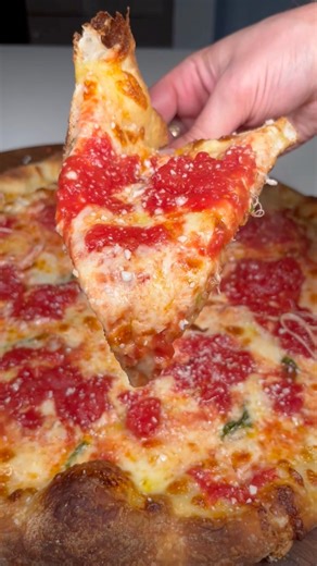 Little bit of tip flop never hurt anyone… BUT A GLOB OF MOLTEN HOT CHEESE ON THE WRIST DID🚑🚨Try my easy same day dough recipe, it’s the pinned post on my page! DM me your pizza pics to be featured in my stories🍕📸Subscribe to my Patreon for step by step tutorials of my home-oven-pizzas📝🧪Link in bio #pizza #food #asmr #mukbang #recipe | pizzofart