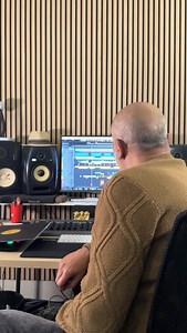 Il primo vinile stampata fresco fresco dal nostro nuovissimo in-house studio dalle mani di @christianlisi_ e @ltj_xperience ce lo presenta il nostro amatissimo international label manager Cesare Cera! E con questo vi auguriamo buon anno :) il 2026 ci riserverà molte novità | IRMA Records