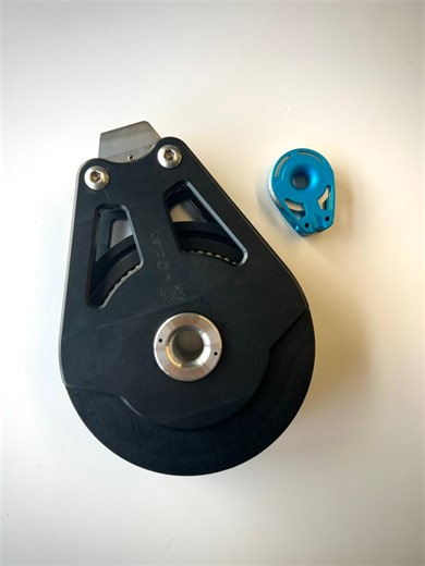 Our biggest block to date has just landed — the 220mm Ram Block 👀💥 This heavy-duty unit is the newest addition to our internally nicknamed “big boy” range, and it takes things to a whole new level. Developed in collaboration with the team at OMS, this block is designed to work as part of one of their hydraulic ram systems. A serious piece of kit for serious loads. We’re not only dinghy hardware specialists — we’re engineers through and through, and this project shows exactly what we can do. Ke