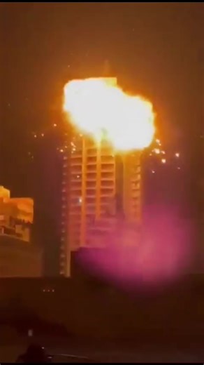 An Iranian Shahed-136 drone crashed into a residential building in Manama, Bahrain. Iran continues its strikes across the region with missiles and drones, while the United States continues its airstrikes. Un drone Iranien Shahed-136 frappe un immeuble residentiel à Manama , Bahreïn . L’Iran poursuit ses frappe a travers la région avec des missiles et des drones pendant que les États-Unis continue ses frappes aériens #usa #iran #canada #france #europe