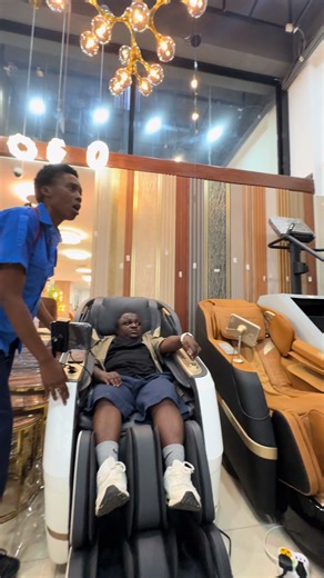 Le fauteuil de massage 😂😂😂 haut de gamme Offrez-vous une expérience de détente absolue à domicile. Massage intégral du corps, technologie intelligente, confort exceptionnel. 👉 Soulage le stress, les tensions et la fatigue quotidienne 👉 Design élégant, adapté à tout intérieur moderne 👉 Idéal après le travail ou une longue journée 📞 Téléphone : \t•\t06 734 80 85 \t•\t06 734 80 64 📍 Adresse : Avenue de la Pointe Hollandaise, Ouenzé, Brazzaville 📲 Instagram : @decoluxecongo @MAMAN_NATIONALE