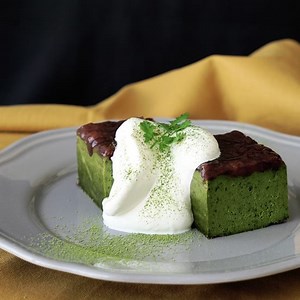 Moist Matcha & White Chocolate Cake (via Tastemade Japan) Full recipe: http://taste.md/25cyGmm | Tastemade