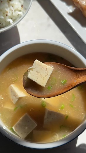 My journey to make the best miso soup! I made a custom dashi broth from one of my favorite stores, Dashi Okume (in Brooklyn, NY). They (Shoutout to Tristen for the help☺️) gave me specific instructions on how to make dashi the ‘right’ way and I’m not going back! This dashi is so flavorful and tastes so clean. Also, the furikake from the dashi packet has so much umami, it doesn’t taste the same as the ones you get from grocery stores. Miso soup: - 2 cups water - 1 dashi packet - 1 tablespoon miso