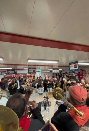 Quand ça chante dans le vestiaire après une victoire de @USDAX Rugby Landes 🤯🤩 #rugby #francerugby #rugbylife #ovale #table #podcast #table #rugbyplayer #dax #banda #victoire