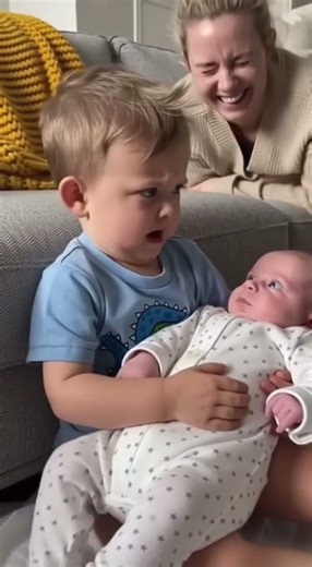 “Toddler vs Baby 😂 The Most DRAMATIC Reaction Ever!”#SiblingRivalry #DramaKing #FunnyShorts #BabyVs
