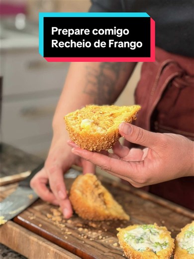 Prepare comigo o Recheio de Frango do meu Delivery! Quer a receita completa desse recheio e mais outras 20 Receitas que uso todos os dias no meu Delivery? Clique no link da minha BIO e receba o acesso imediato a todas as minhas receitas por apenas 37 reais. #delivery #coxinha #salgados #receitas #culinaria