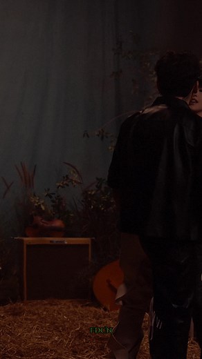 Christian Nodal: Un Besito Más - Video Lyrics