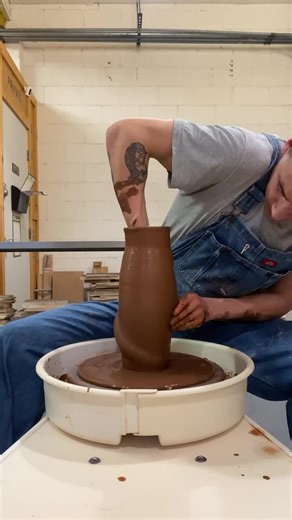 How to make a swirl vase ❤️ ••• Follow @augusteyung for more! | The Ceramic School