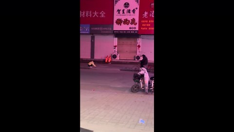 Woman accidentally sets off firework near pedicab in Jiangsu, China
