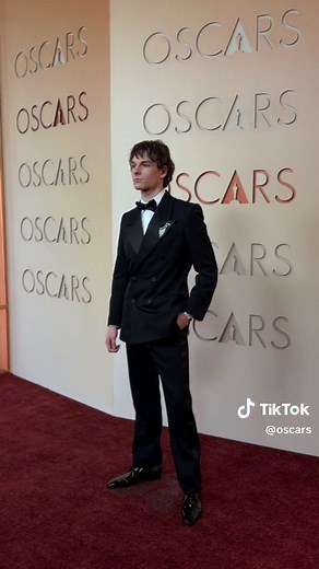 Berk’s finest has arrived. 🐉 Mason Thames stepping onto the red carpet at the 98th #Oscars. #Oscars2026 #AcademyAwards #AcademyAward #MasonThames #HowToTrainYourDragon
