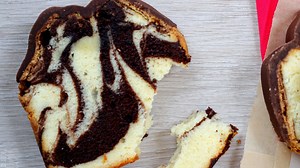 Exact moment of couple's wedding cake disaster caught on camera: 'It felt like slow motion'