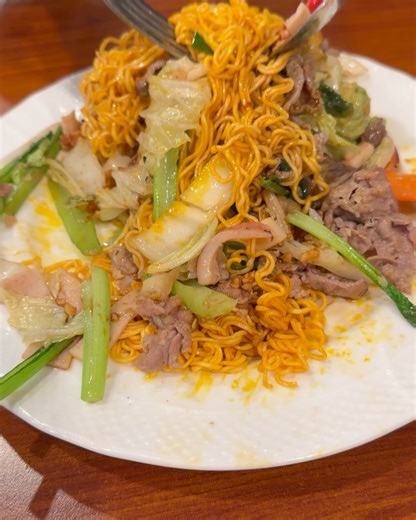 つーさんのグルメな日々 on Instagram: "📍ベトナム料理 Ha Noi RESTAURANT🇻🇳 人生初のベトナム料理‼️ 平日にも関わらずお客さんいっぱいで賑わってました☺️ そのほとんどがベトナムの方でこの店の美味しさにも納得！ 最初はパクチーが不安要素でしたが食べてるうちに不思議と平気になってきて意外とイケるかもと思えるほど😆 料理はどれもボリューミーで何人かでシェアするのにはちょうどいい感じです✨️ 驚いたのはライスペーパーが今まで食べたことないくらい薄いのにモチモチで感動レベルでした🥹 料理そのものはそんなに辛くないので辛さが苦手な方でも大丈夫だし、辛いのが好きな人は卓上の調味料を使えば旨辛も味わえます🔥 日本、韓国、中国、モンゴル、フランス、イタリア、ベトナムの料理は制覇したので次はどこの国の料理にチャレンジしようか楽しみです✨️ #ベトナム料理ハノイレストラン #ベトナム料理 #岡山ディナー #岡山ごはん"