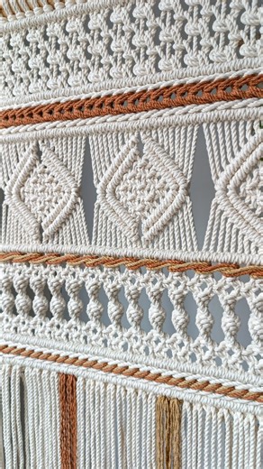 Macramé • Decoración • Clases on Instagram: "¿Te gustaría aprender a hacer este TAPIZ? He preparado un CURSO dónde aprenderás la técnica y todos mis tips para hacer tapices en Macramé. Comenta TAPIZ y te comparto la información a tu DM. Si estas pensando en dar un detalle especial a un ser querido hecho por tus propias manos o regalar un obsequio a esa persona que ama hacer Macramé... esta es sin duda una gran elección. ✨ El Curso tiene acceso ilimitado, para que puedas realizar el proyecto a tu