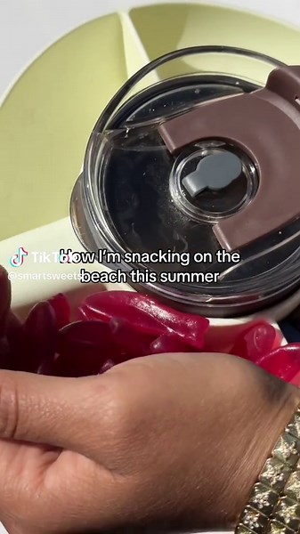 The ultimate beach snack hack 🏖️😌 #snackhack #beachhack #snack #hack #smartsweets #fyp