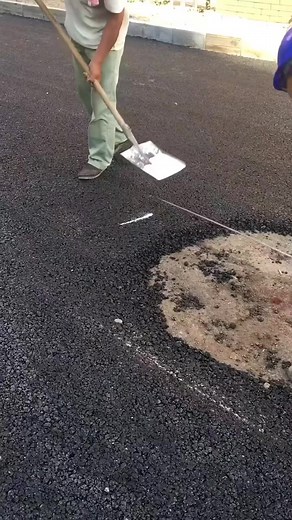 Dude just drew a perfect circle... 🎥： @hergun1insaat #construction #bluecollar #bluecollarboys⚡️ #asphaltlife #roadwork #pavinglife #asphaltroads #asphalt #roadconstruction #roads #paving #pavingtheworld #asphaltpaving | Mason Bailey