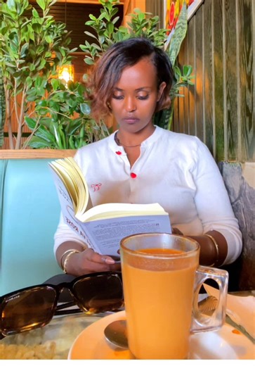 Waiting for a friend, but turning it into a moment… laté in hand, cake on the side, and a thriller I can’t put down. 🍰📖✨ #cafevibes #romanticizeyourlife #booktok #thrillerbooks #cozymoments