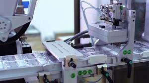 Pharmaceutical manufacturing line. Pharmaceutical vials on conveyor line | 免費 影片庫