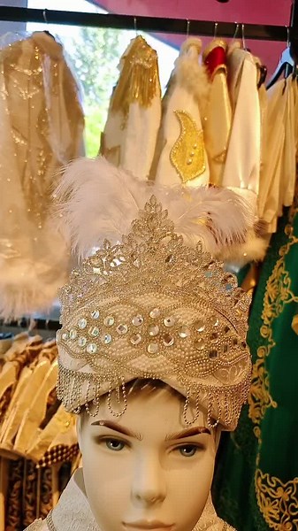 Stunning Mannequin Costume Display with Ornate Headpiece