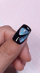 his butterfly cat-eye nail design is all about light and depth ✨ Products used RARJSM: – Blue Purple Holographic Cat Eye Gel (1283) – Black Silver Ceramic Cat Eye Gel (1156) By layering different cat-eye gels and guiding the magnetic particles, we created a butterfly-wing glow that shifts with every movement. Perfect for statement nails and cat-eye lovers. 🔗https://rarjsmnails.com/products/blue-purple-holographic-cat-eye-gel-nail-polish-15ml-1283?utm_medium=ins-free&utm_source=ig-linktre&utm_ca