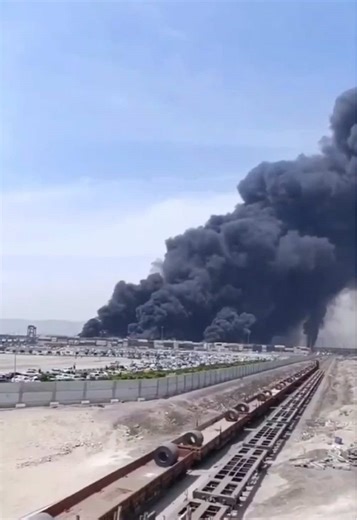 🇮🇷 4 DEAD, OVER 500 INJURED AFTER EXPLOSION AT IRAN’S BANDAR ABBAS PORT Iranian officials now confirm 4 dead and more than 500 injured after Saturday’s explosion at Bandar Abbas port. Authorities blame poorly stored chemicals for the blast, after earlier warnings about safety risks were reportedly ignored. Port operations remain shut down as investigations continue. #iran #explosion
