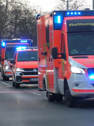 Einsatzfahrt der Rettungswagen in Hildesheim