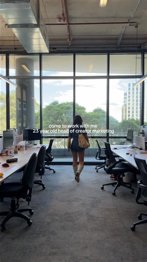 Sofia ◡̈ on Instagram: "Come to work with me as a 23-year-old Head of Creator Marketing in Sydney 👩🏻‍💻 My workday pretty much starts and ends on the Lenovo Idea Tab Pro, integrated with Google Gemini AI. From planning my to-do list to drafting emails and brainstorming campaign ideas, it’s the first thing I set up when I walk into the office and acts as my little AI brain assistant. Here are some of the tools that help me function and survive: • Google Gemini AI to help plan, write and organis