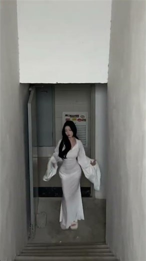 Ghost Girl’s Staircase Dance: The Mysterious Hat Trick & Sexy Moves! #halloween #dance #cosplay