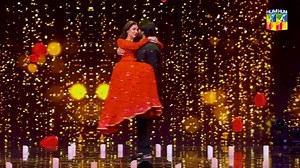 Mahira Khan And Bilal Ashraf Dancing The Night Away On The Stage Of The Kashmir 8th Hum Awards!🤩🔥 Tune into HUM TV right now and watch your favorite stars' performances and much more 💫⭐️ 📺 #HUMAwards #8thHUMAwards #HUMTV #MahiraKhan Song Courtesy: Momina & Duraid Films | HUM TV
