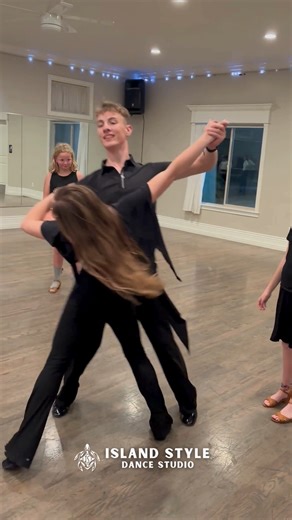 Pretty sure Braxton and Avery are not running into a single couple on the floor after today’s floor-craft drill 👀👏 Our Rounds class gathered around to watch these two Youth A dancers navigate Quickstep traffic like pros, and the kids LOVED it. Learning, laughing, and leveling up together. 🕺💛💃 #QuickstepTraining #Floorcraft #RoundsClass #BallroomKids #IslandStyleDanceStudio #YouthADancers | Island Style Dance Studio LLC