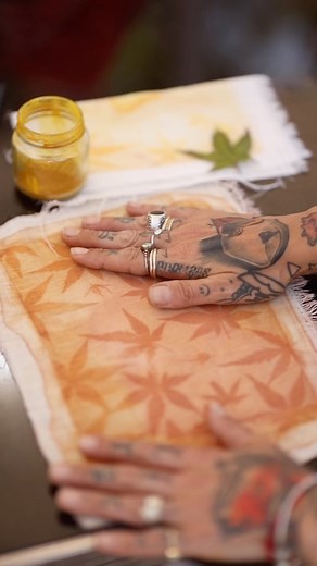 Nena on Instagram: "Mi primera vez probando la técnica de la Antotipia con Cúrcuma. La Antotipia es una técnica fotográfica que crea imágenes utilizando la cualidad fotosensible de algunos pigmentos vegetales. Ser fotosensible significa que cuando se exponen al sol se degradan y cambian de color. El primer paso para crear antotipias es hacer la emulsión fotosensible con la Cúrcuma, en este caso. Mezclamos la cúrcuma y el alcohol, lo agitamos bien y lo colamos. Extendemos la emulsión sobre un pap