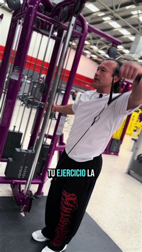 Técnica correcta de fly lateral en polea