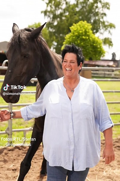 ❤️ Staffel 21 von Bauer sucht Frau – ein Herzmoment nach dem anderen ❤️ Simone Hinnüber zeigt uns, was echte Liebe bedeutet. Ihre treue Mercedes – ihr Seelen-Pferd, ihr Ruhepol, ihr größtes Glück. 🐴✨ An ihrer Seite spürt man sofort, wie tief diese Verbindung geht. Und natürlich darf einer nicht fehlen: der kleine Picco, der mit seiner fröhlichen Art für eine herzliche Begrüßung des Auserwählten gesorgt hat. 🐶💞 Manchmal schreibt das Leben die schönsten Geschichten – und diese hier beginnt mit 