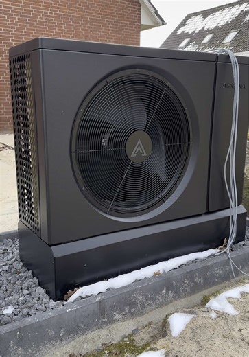 Die Außeneinheit steht, nun muss noch alles angeschlossen werden. 🙌🏻🔥 #aircona #wärmepumpe #gebäudetechnik #heizung #teamaircona
