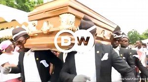 106K views · 1.9K reactions | Gana: Os inconfundíveis dançarinos do caixão Os vídeos das performances do grupo Nana Otafrija, que dançam enquanto carregam caixões em cerimónias fúnebres, tornaram-se virais na Internet. O negócio criado há 15 anos por Benjamin Aidoo ajuda a empregar uma centena de jovens. | Moz Massoko | Facebook