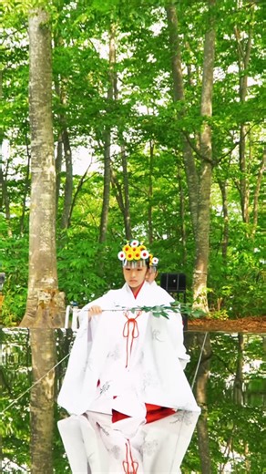 やまがた広域観光協議会ㅣ山形観光 on Instagram: "・ 空気に、祈る 朝日町 空気神社「空気まつり」 森が息づくこの場所で 見えない恵みにそっと手を合わせる こどもたちの巫女舞が 澄んだ空へ、静かに舞い上がる . . . A prayer to the air. Air Shrine “Air Festival” – Asahi Town, Yamagata In this forest where the breath of nature lives, hands are gently raised in gratitude for the unseen blessing. On the shimmering mirror altar, children perform a sacred dance that quietly ascends into the clear sky. . . . 向空氣祈禱。 山形縣朝日町・空氣神社「空氣祭」 在這片森林呼吸的地方， 人們向看不見的恩惠，輕輕合掌致意。 紅白裝束的小巫女們， 在閃耀的鏡盤上，向清澈的天空獻上祈舞。 . . ※