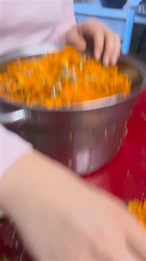 Tutorial de hidrolato de flor de cempasúchil. Investigadores de la Universidad Nacional Autónoma de México (UNAM) identificaron en la Tagetes erecta —flor de cempasúchil— una alta concentración de flavonoides y carotenoides con potente acción antioxidante, antiinflamatoria y protectora cutánea, lo que la convierte en una base ideal para hidrolatos cosméticos naturales. ✨ florbelanatureza.com ✨ #hidrolatodecempasúchil #cosméticanatural #florbelanatureza | florbela_mx