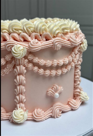 Creative Vintage Cake Designs Using Buttercream