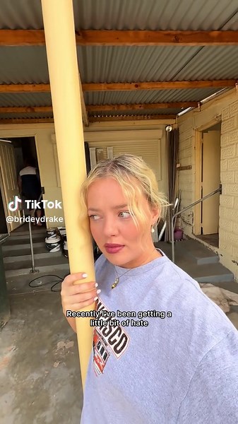 Bridey Drake (@brideydrake)’s video of Drake It's All A Blur Tour