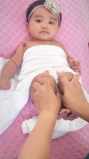 711 reactions · 29 shares | Baby’s legs exercise to relieve them from colic, constipation, or gas. This exercise is also great for your baby’s joints, knees, hips, and abdominal muscles. It also improves the flexibility of the legs. #hydrotherapy #babymassage #exercise #legexercises #colicbaby #constipationrelief #bondingtime❤️ | Sakatchi Health & Wellness | Facebook