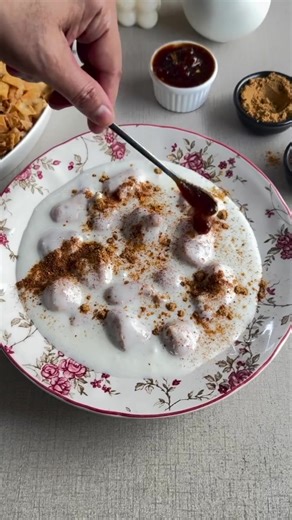 Ramadan Recipes Ep 10: Karachi Special Dahi Baray 🥣 Ingredients 👩🏻‍🍳📖 For baray: 250 gram Moong (yellow) daal atta (sifted) 1 tsp salt 1 cup Water (as required to make a paste) 1/2 tbsp baking soda Fry immediately in hot oil on a medium flame until the baray become super crispy Soak in cold water after frying For dahi: 1/2 kg dahi ( I used homemade dahi) 5 tbsp sugar 1 tsp salt 1/4 cup cream Refrigerate until cold Squeeze the water out from the baray and add to the dahi Serve and garnish wi