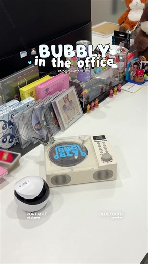 ម៉ាសុីនចាក់ CD Bubbly នៅកន្លែងការងារ