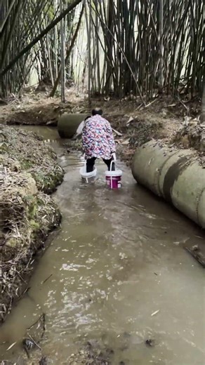 Using plastic buckets to solve the river-crossing problem, simple and effective!
