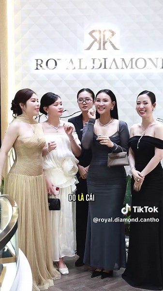 Phong cách mà Royal hướng đến là sự tối giản, bí ẩn tạo ra một làn gió mới. Sự khác biệt này làm tôn lên giá trị độc quyền riêng cho thương hiệu Royal Diamond🖤✨ #fyp #xuhuong #trending #royaldiamond #jewelry