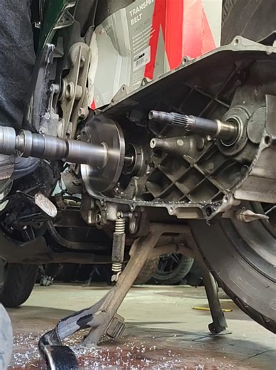 Sh125cc 2024!✈️☠️ Il prototipo del team CL Racing anche lui alla lavorazione dei carter✅️✈️🥶 @Lorenzo⚜️ @Ma frate m’bare #CLRacing #fyp #mafratembare #catania🔵🔴 #soutvietnamscooterteam🇻🇳