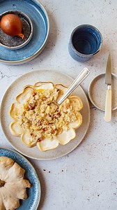 🇫🇷 Pâtisson farci au riz, lard et à la tomme de Savoie Une recette doudou par excellence qui est appréciée par toute la petite famille ! Est-ce que ça te fait envie ? Ingrédients 1 pâtisson 90 g de riz 1/2 oignon 100 g de lard 50 g de Tomme de Savoie coupée en cubes 90 g de crème fraiche entière Sel Poivre 1/4 cuillère à café de noix de muscade Déroulé Faites cuire votre riz selon les instructions du paquet. Faites blanchir votre pâtisson dans un grand volume d’eau bouillante pendant 10 minute