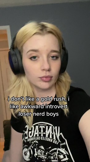 headphone delay is a little tragic #taylorswift #04 #swiftie #goldrush